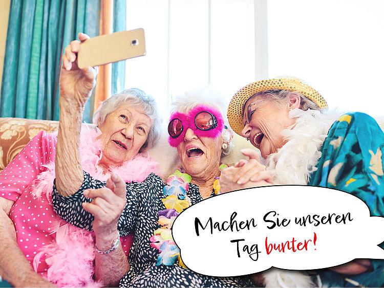 DRK_Layoutkopf_Alltag_bunt Drei Seniorinnen sind bunt verkleidet und lachen darüber