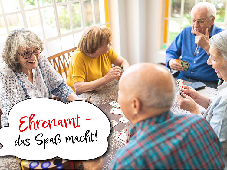 DRK_Layoutkopf_Ehrenamt_Spass Mehrere Senioren sitzen bei einem Kartenspiel zusammen und haben Spaß